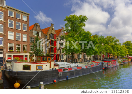 Amsterdam canal with houseboats, Holland 15112898