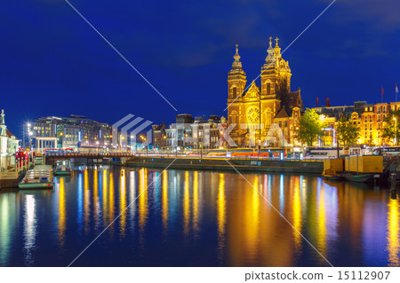 Night Amsterdam canal and Basilica Saint Nichola Night Amsterdam canal and Basilica Saint Nichola 15112907
