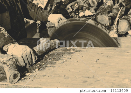 Man working with circular saw blade 15113409