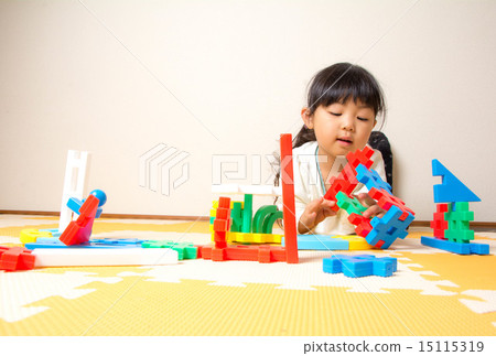 Girls playing with blocks 15115319