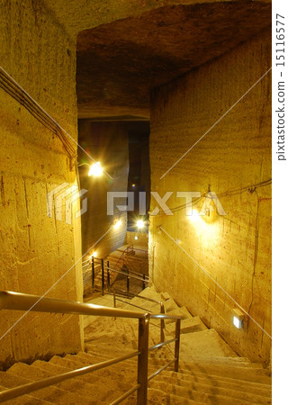 Stairway down to the basement 15116577