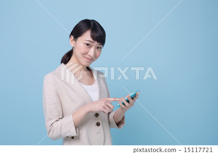 操作智能手機的女人 15117721