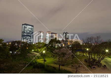 大阪城公園Yozakura和大阪商業區夜視圖 15118521