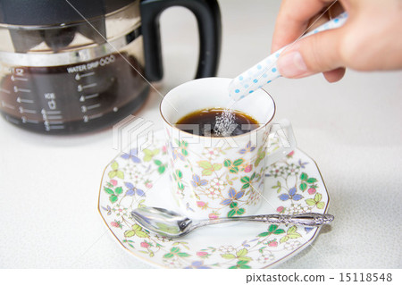 Put sugar in coffee 15118548
