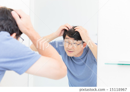 Men seeing the hairline in the hairline 15118967