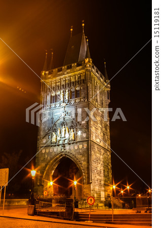 Night view on Charles Bridge in Prague 15119181