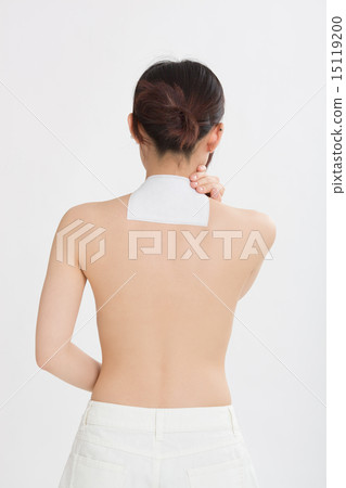 A young woman suffering from shoulder stiffness 15119200