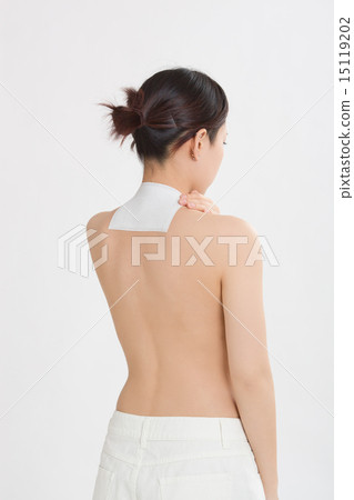 A young woman suffering from shoulder stiffness A young woman suffering from shoulder stiffness 15119202