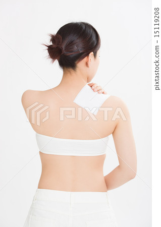 一名年輕女子患肩部僵硬 15119208