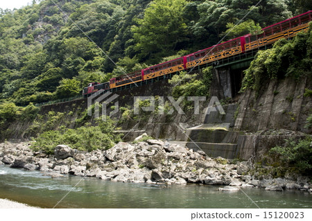Hozu Gorge and Truck Train 15120023