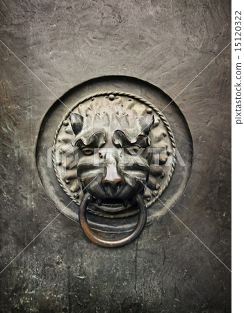 Antique door knocker in the form of a lion's head 15120322