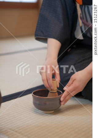 making tea, japanese tea ceremony, female 15123267