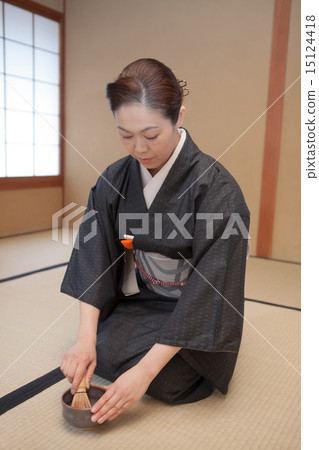 making tea, japanese tea ceremony, female 15124418