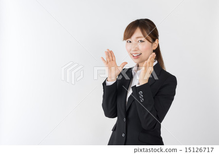 握一隻手用兩隻手和明顯微笑的婦女 15126717