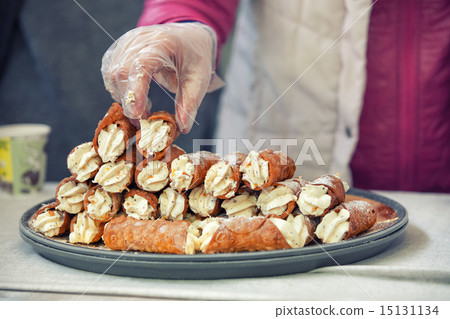 Cannoli pile on the tray 15131134