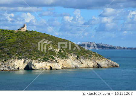 Ruins of defensive tower on the coast 15131267