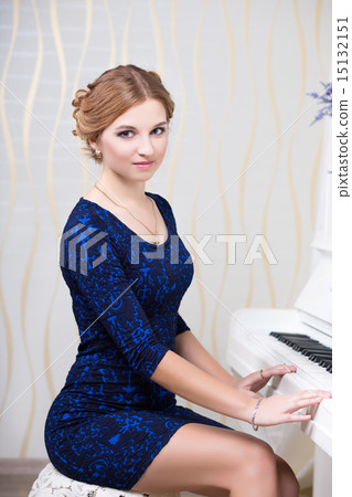 Portrait of beautiful woman 15132151