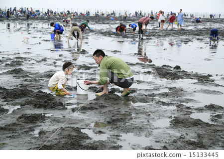 Clamoring with family 15133445