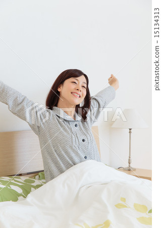 Bedroom image middle women 15134313