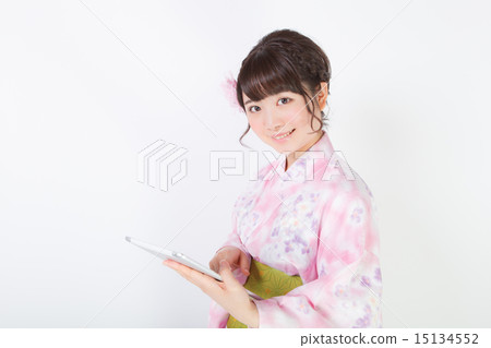 穿著浴衣的女人正在操作iPad 15134552