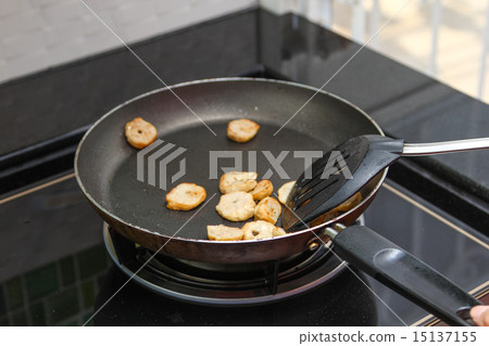 frying pan 15137155