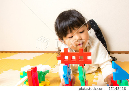 Girls playing with blocks 15142418