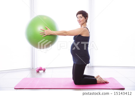 Pregnant woman keeping in shape Pregnant woman keeping in shape 15143412