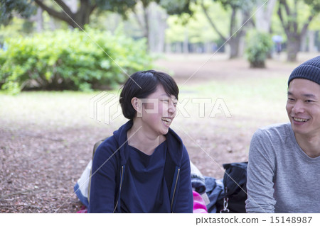 假日夫婦圖像公園坐綠色 15148987