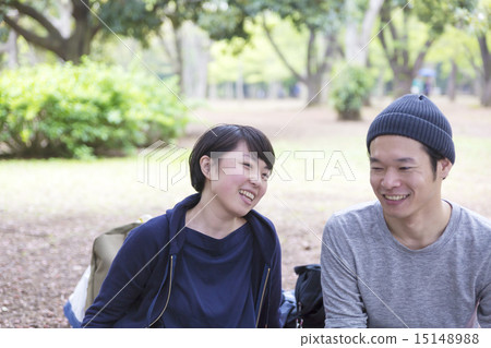 假日夫婦圖像公園坐綠色 假日夫婦圖像公園坐綠色 15148988