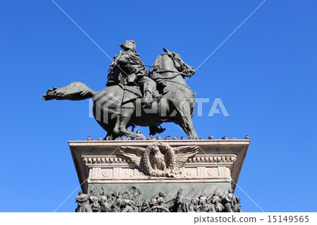 V · The horse race statue of Emmanuel II 15149565