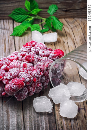 frozen ripe raspberry  15149882