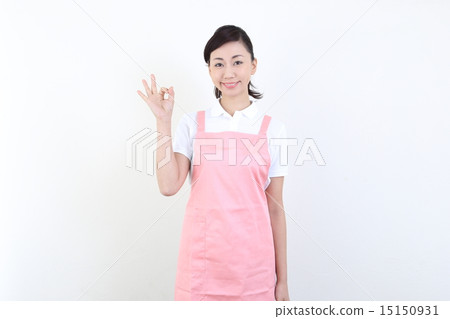A woman who had an apron 15150931