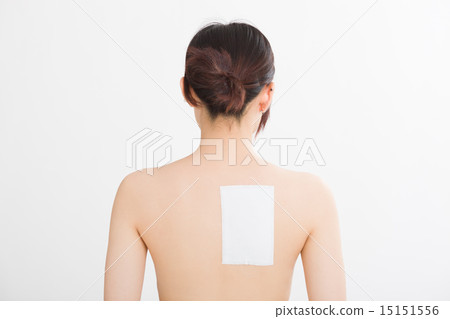 一位年輕的女士肩胛骨上有一個糊狀物 15151556