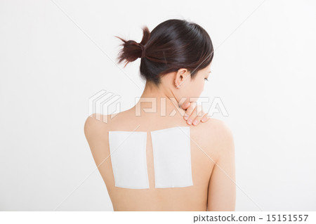 一位年輕的女士肩胛骨上有一個糊狀物 15151557