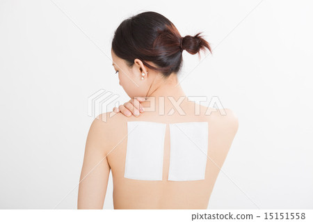 一位年輕的女士肩胛骨上有一個糊狀物 15151558