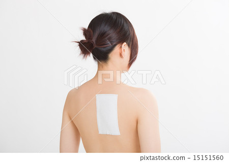 一位年輕的女士肩胛骨上有一個糊狀物 15151560