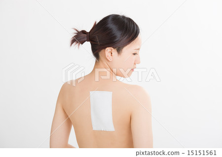 一位年輕的女士肩胛骨上有一個糊狀物 15151561