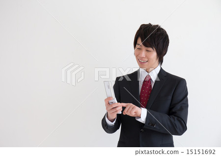 男子觸摸手機 15151692