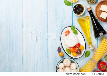 Mozzarella, tomatoes, basil and olive oil 15152061
