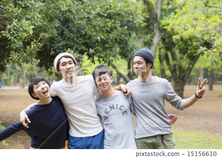 年輕人4人公園假日肩肩 年輕人4人公園假日肩肩 15156610