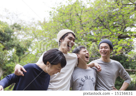 Young man 4 people Park laugh laughing at the shoulder 15156631