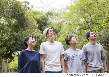 Young people align four parks Look up at the sky with a smile 15156643