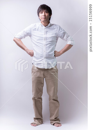 一個男人背著他/她的手 15156999