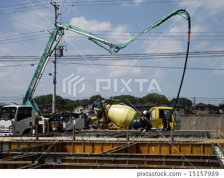 將混凝土倒入外殼基礎的模具中 15157989