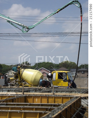 Pour the concrete into the mold of the housing foundation 15157990