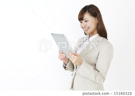 一個女人看著一台平板電腦 一個女人看著一台平板電腦 15160328