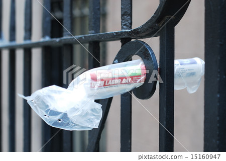 紐約的街角報紙張貼在公寓前面 15160947