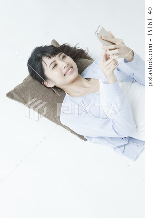 使用智能手機的婦女,當睡覺時 使用智能手機的婦女,當睡覺時 15161140