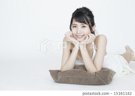 二十幾歲的女性帶著她的幼崽 二十幾歲的女性帶著她的幼崽 15161182