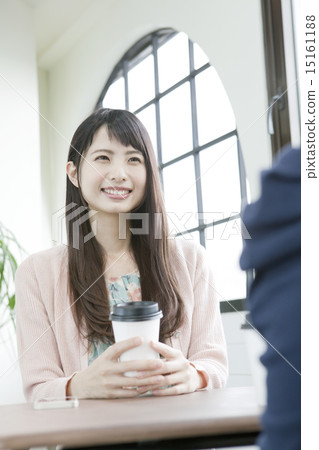 一個女人在一家咖啡館 一個女人在一家咖啡館 15161188